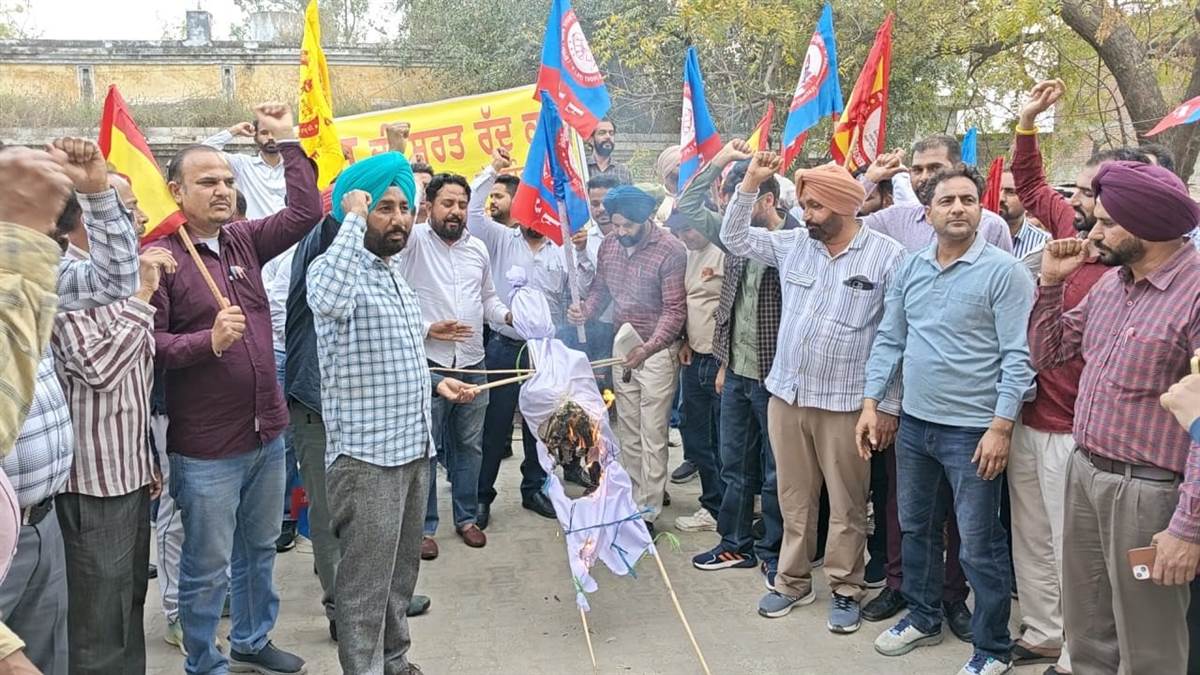 ਸਿੱਖਿਆ ਮੰਤਰੀ ਵੱਲੋਂ ਮੀਟਿੰਗ ਤੋਂ ਮੁੱਕਰਨ ਖ਼ਿਲਾਫ਼ ਅਧਿਆਪਕਾਂ ’ਚ ਰੋਸ