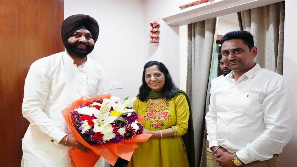 ਲਾਲਜੀਤ ਸਿੰਘ ਭੁੱਲਰ ਕੈਬਨਿਟ ਮੰਤਰੀ ਪੰਜਾਬ ਨੇ ਪਾਰਟੀ ਦੇ ਕੌਮੀ ਕਨਵੀਨਰ ਅਰਵਿੰਦ ਕੇਜਰੀਵਾਲ ਅਤੇ ਸੁਨੀਤਾ ਕੇਜਰੀਵਾਲ ਨਾਲ ਮੁਲਾਕਾਤ ਕੀਤੀ