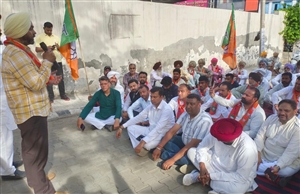 ਭਾਜਪਾ ਆਗੂਆਂ ਨੇ ਮੀਤ ਹੇਅਰ ਦੀ ਕੋਠੀ ਅੱਗੇ ਦਿੱਤਾ ਧਰਨਾ