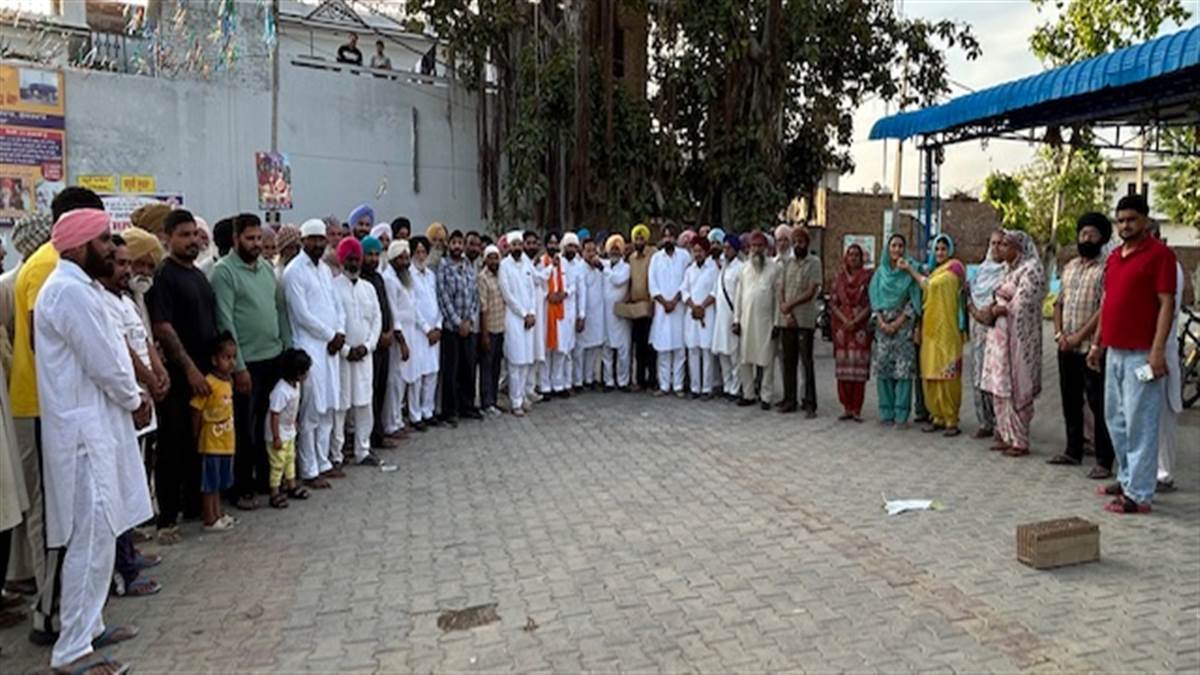 ਅਕਾਲੀ ਵਰਕਰਾਂ ਨੇ ਜਿੱਤ ਦੀ ਖੁਸ਼ੀ ’ਚ ਲੱਡੂ ਵੰਡੇ