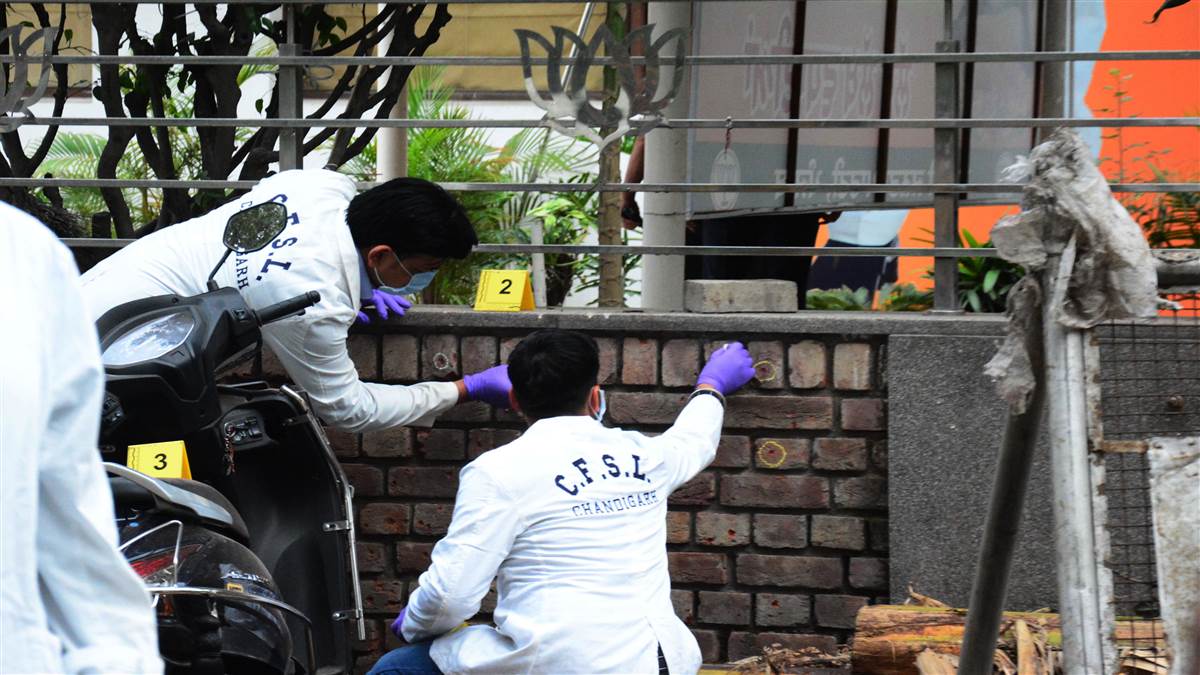 ਪੰਜਾਬ ਤੇ ਹਰਿਆਣਾ ਸਰਕਾਰ ਦੇ ਇੱਥੇ ਕਈ ਵਿਭਾਗਾਂ ਦੇ ਵੱਡੇ ਦਫ਼ਤਰ ਹਨ ਤੇ ਵਿਧਾਨ ਸਭਾਵਾਂ ਸਣੇ ਪੁਲਿਸ ਦੇ ਹੈੱਡਕੁਆਰਟਰ ਵੀ ਹਨ। ਇਸ ਨਜ਼ਰੀਏ ਨਾਲ ਚੰਡੀਗੜ੍ਹ ਦੇ ਸੁਰੱਖਿਆ ਪ੍ਰਬੰਧਾਂ ’ਚ ਕਿਸੇ ਵੀ ਤਰ੍ਹਾਂ ਦੀ ਕੁਤਾਹੀ ਦੀ ਉਮੀਦ ਨਹੀਂ ਕੀਤੀ ਜਾਂਦੀ।