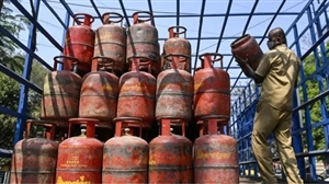 LPG Price Hike: ਆਮ ਆਦਮੀ ਨੂੰ ਲੱਗਾ ਝਟਕਾ, ਫਿਰ ਮਹਿੰਗਾ ਹੋਇਆ ਗੈਸ ਸਿਲੰਡਰ; ਚੈੱਕ ਕਰੋ ਆਪਣੇ ਸ਼ਹਿਰ ਦੇ ਨਵੇਂ ਰੇਟ