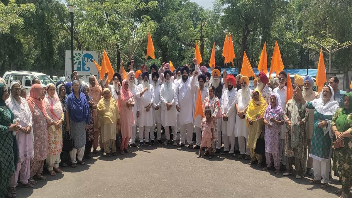 ਅਕਾਲੀ ਦਲ ਵੱਲੋਂ ਰਾਜਪਾਲ ਦੇ ਨਾਮ ਡੀਸੀ ਨੂੰ ਮੰਗ ਪੱਤਰ; ਬੰਦੀ ਸਿੰਘਾਂ ਦੀ ਰਿਹਾਈ ਅਤੇ ਚੰਡੀਗੜ੍ਹ ਦਾ ਮੁੱਦਾ ਗਰਮਾਇਆ