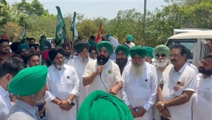 ਮੁਹਾਲੀ: ਕਿਸਾਨਾਂ ਵੱਲੋਂ ਡੀਸੀ ਦਫ਼ਤਰ ਦੇ ਬਾਹਰ ਧਰਨਾ, ਪੰਜਾਬ ਸਰਕਾਰ ਨੂੰ ਸੌਂਪਿਆ ਮੰਗ ਪੱਤਰ