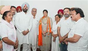 Barnala Politics : ਕਾਲਾ ਢਿੱਲੋਂ ਦੀ ਕੋਠੀ 'ਚ ਸੀਨੀਅਰ ਅਕਾਲੀ ਆਗੂ ਕਾਂਗਰਸ ’ਚ ਸ਼ਾਮਲ, ਲਹਿਰਾਗਾਗਾ ਤੋਂ ਚਾਰ ਵਾਰ ਦੀ ਕੌਂਸਲਰ ਤੇ ਦੋ ਵਾਰ ਨਗਰ ਕੌਂਸਲ ਪ੍ਰਧਾਨ ਰਹਿ ਚੁੱਕੇ ਹਨ ਬਲਵਿੰਦਰ ਕੌਰ