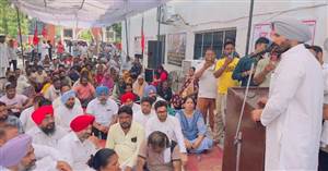 ‘ਆਪ ਦੇ 92 ਵਿਧਾਇਕ 8 ਘੰਟੇ ਕੂੜਾ ਚੁੁੱਕਣ ਤਾਂ ਮੈਂ ਹਰ ਰੋਜ਼ 92 ਲੱਖ ਰੁਪਏ ਦੇਵਾਂਗਾ’, ਬਰਨਾਲਾ ’ਚ ਸਫ਼ਾਈ ਸੇਵਕਾਂ ਦੇ ਹੱਕ ’ਚ ਦੂਸਰੀ ਵਾਰ ਪੁੱਜੇ ਰਾਜਾ ਵੜਿੰਗ ਦਾ ਵੱਡਾ ਐਲਾਨ
