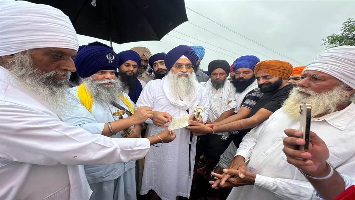 ਹੜ੍ਹ ਪੀੜਤਾਂ ਨੂੰ ਗਿਆਨੀ ਰਘਬੀਰ ਸਿੰਘ ਤੇ ਬਾਬਾ ਬਲਬੀਰ ਸਿੰਘ ਵੱਲੋਂ ਵਿੱਤੀ ਮਦਦ ਭੇਟ