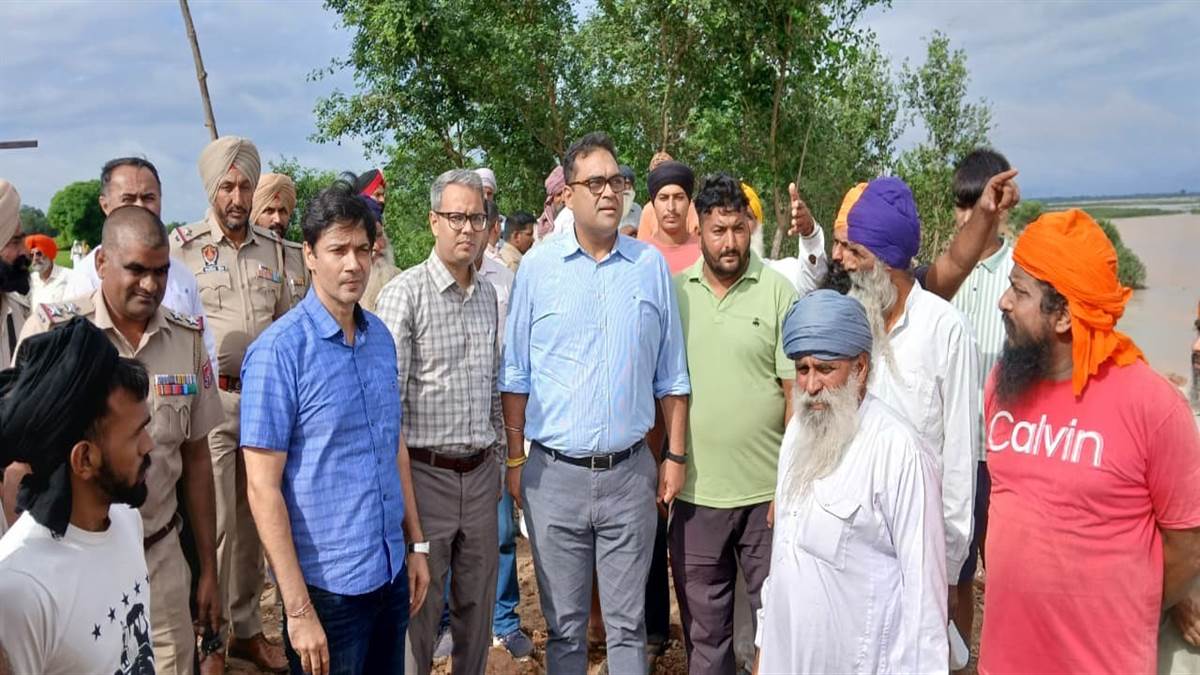 ਆਈਏਐੱਸ ਅਧਿਕਾਰੀਆਂ ਵਰੁਣ ਰੂਜ਼ਮ ਤੇ ਬਸੰਤ ਗਰਗ ਨੇ ਕੀਤਾ ਹੜ੍ਹ ਪ੍ਰਭਾਵਿਤ ਇਲਾਕਿਆਂ ...