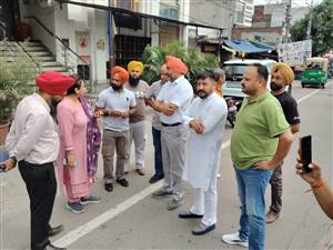 ਰੋਡ ਸਵੀਪਿੰਗ ਮਸ਼ੀਨ ਦੇ ਕੰਮਕਾਜ ’ਤੇ ਸੀਨੀਅਰ ਡਿਪਟੀ ਮੇਅਰ ਖਫ਼ਾ