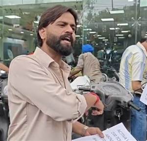 ਨਵਾਂ ਸਕੂਟਰ ਖ਼ਰਾਬ ਹੋਣ ’ਤੇ ਸ਼ੋਅਰੂਮ ਦੇ ਬਾਹਰ ਲਾਏ ਪੋਸਟਰ