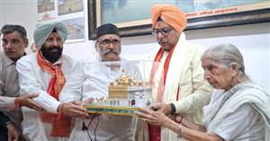 Amritsar News : ਭਾਜਪਾ ਦੇ ਪੰਜਾਬ ਇੰਚਾਰਜ ਡਾ. ਸਤੀਸ਼ ਪੂਨੀਆ ਸ੍ਰੀ ਦੁਰਗਿਆਣਾ ਤੀਰਥ ਵਿਖੇ ਹੋਏ ਨਤਮਸਤਕ