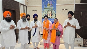 ਡੇਢ ਮਿੰਟ ’ਚ ਅੱਠ ਕਵਿਤਾਵਾਂ ਲਿਖਣ ਵਾਲੀ ਗੁਰਸਿੱਖ ਬੱਚੀ ਗੁਰਸ਼ਰਨ ਕੌਰ ਦਾ ਜਥੇਦਾਰ ਗੜਗੱਜ ਵੱਲੋਂ ਸਨਮਾਨ