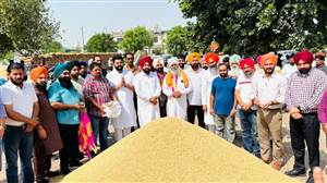 ਦਾਣਾ ਮੰਡੀ ’ਚ ਮੰਤਰੀ ਮੁੰਡੀਆਂ ਤੇ ਚੇਅਰਮੈਨ ਰਾਜੀ ਨੇ ਝੋਨੇ ਦੀ ਖ਼ਰੀਦ ਕਰਵਾਈ ਸ਼ੁਰੂ