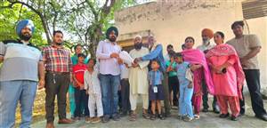 ਬੱਚਿਆਂ ਦਾ ਸਕੂਲ ਬੰਦ ਕਰਨ ਦੇ ਹੁਕਮਾਂ ਵਿਰੁੱਧ ਮਾਪਿਆਂ ਨੇ ਲਾਇਆ ਧਰਨਾ