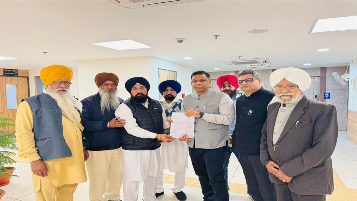 ਮਨੀਮਾਜਰਾ ਦੇ ਐਂਟਰੀ ਪੁਆਇੰਟ ’ਤੇ ਗੇਟ ਤੇ ਬੋਰਡ ਲਾਉਣ ਦੀ ਇਜਾਜ਼ਤ ਲਈ ਸਿੱਖ ਸੰਗਤ ਨੇ ਕਮਿਸ਼ਨਰ ਨਾਲ ਕੀਤੀ ਮੁਲਾਕਾਤ