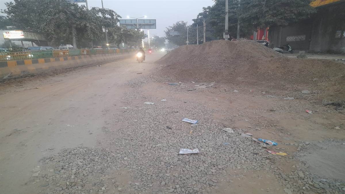 ਇਧਰ, ਪੁੱਟੀਆਂ ਸੜਕਾਂ ਦੀ ਹਾਲਤ ਹੋਰ ਵੀ ਬਦਤਰ