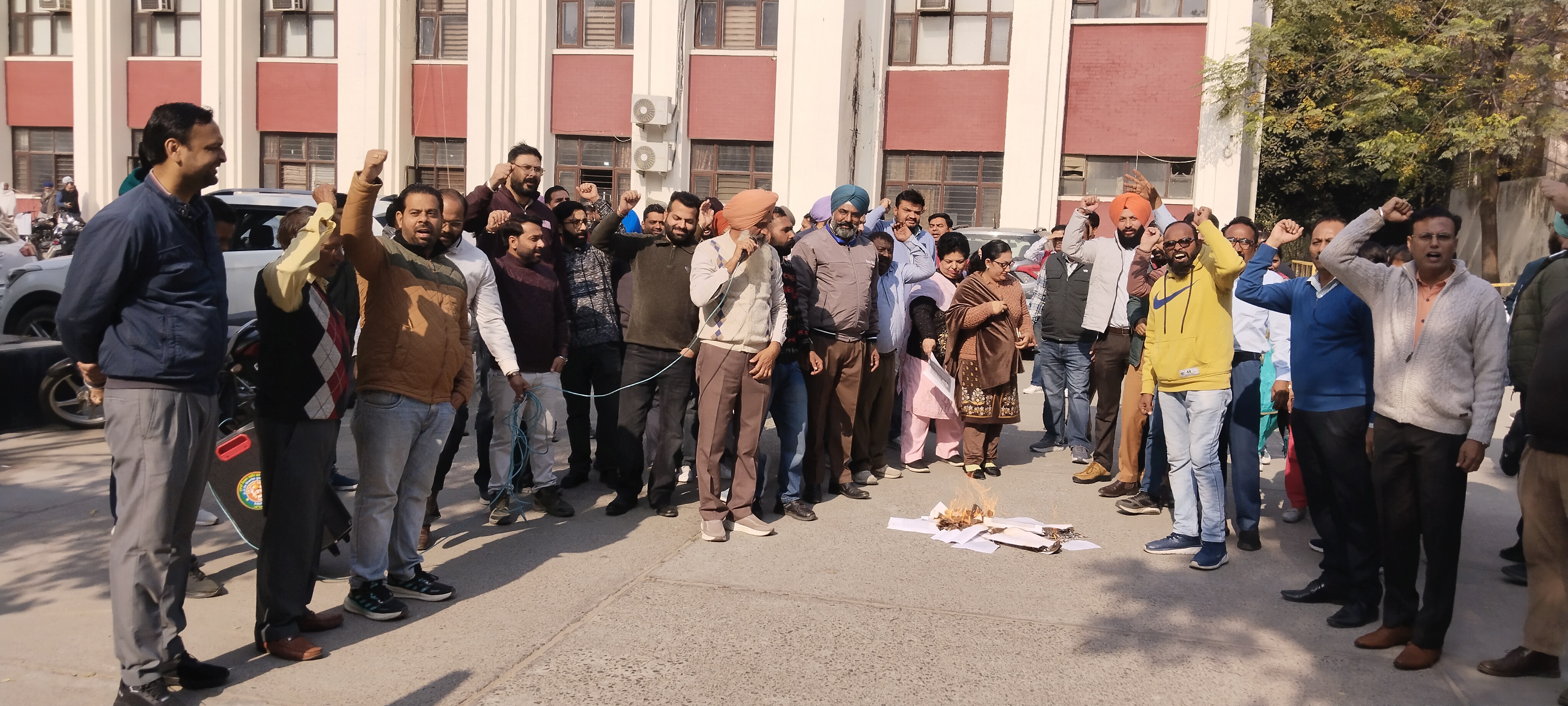 ਮੁਲਾਜ਼ਮਾਂ ਨੇ ਐੱਫਆਈਆਰ ਦੀਆਂ ਕਾਪੀਆਂ ਸਾੜਕੇ ਕੀਤਾ ਰੋਸ ਜ਼ਾਹਰ