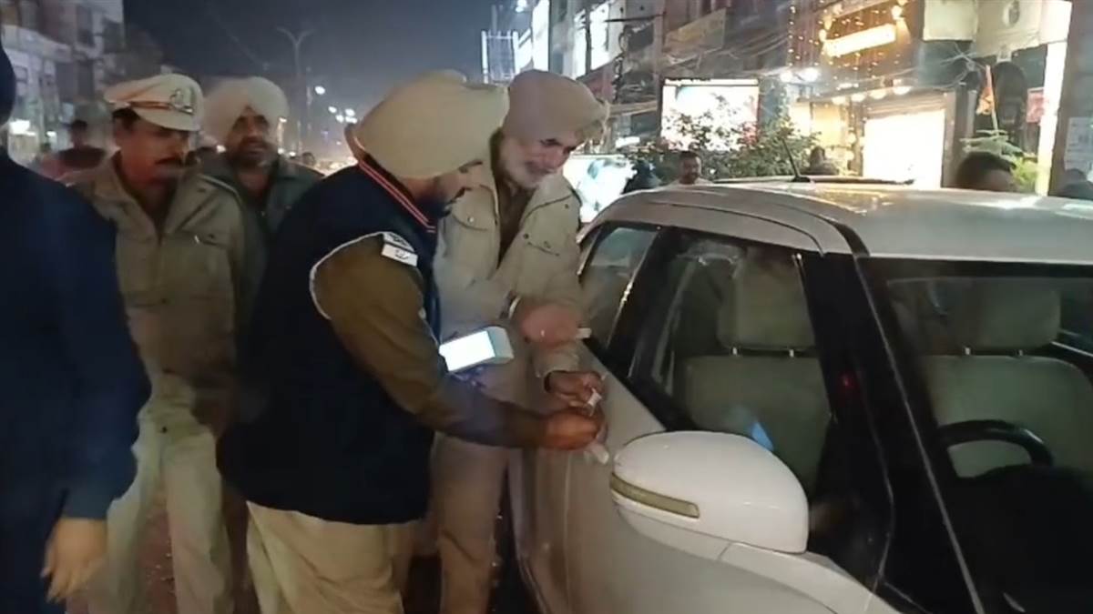 ਪੀਲੀਆਂ ਲਾਈਨਾਂ ਦੀ ਉਲੰਘਣਾ ਕਰਨ ਅਤੇ ਬੇਤਰਤੀਬ ਪਾਰਕਿੰਗ ਕਰਨ ਵਾਲਿਆਂ ਦੇ ਕੀਤੇ ਚਲਾਨ