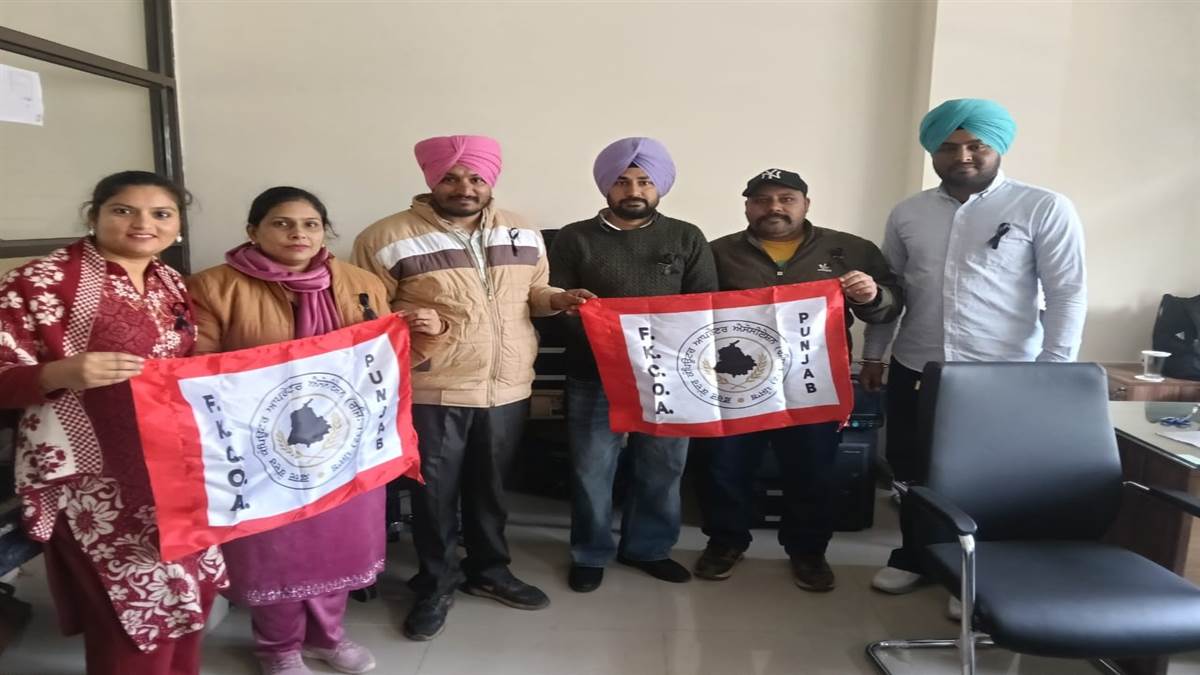 ਫਰਦ ਕੇਂਦਰ ਦੇ ਕੰਪਿਊਟਰ ਆਪਰੇਟਰਾਂ ਨੇ ਕਾਲੇ ਬਿੱਲੇ ਲਗਾ ਕੇ ਕੀਤਾ ਦਫ਼ਤਰੀ ਕੰਮ