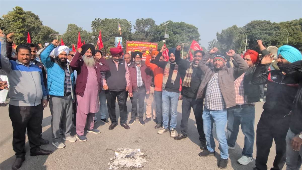 ਆਰਸੀਐੱਫ ਇੰਪਲਾਈਜ਼ ਯੂਨੀਅਨ ਨੇ ਕੀਤਾ ਵਿਸ਼ਾਲ ਵਿਰੋਧ ਪ੍ਰਦਰਸ਼ਨ