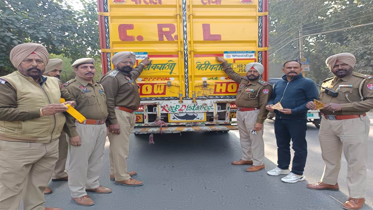 ਧੁੰਦ ਦੌਰਾਨ ਵਾਹਨਾਂ ’ਤੇ ਰਿਫਲੈਕਟਰ ਲਾਈਟਾਂ ਜ਼ਰੂਰੀ : ਡੀਐੱਸਪੀ ਟ੍ਰੈਫਿਕ