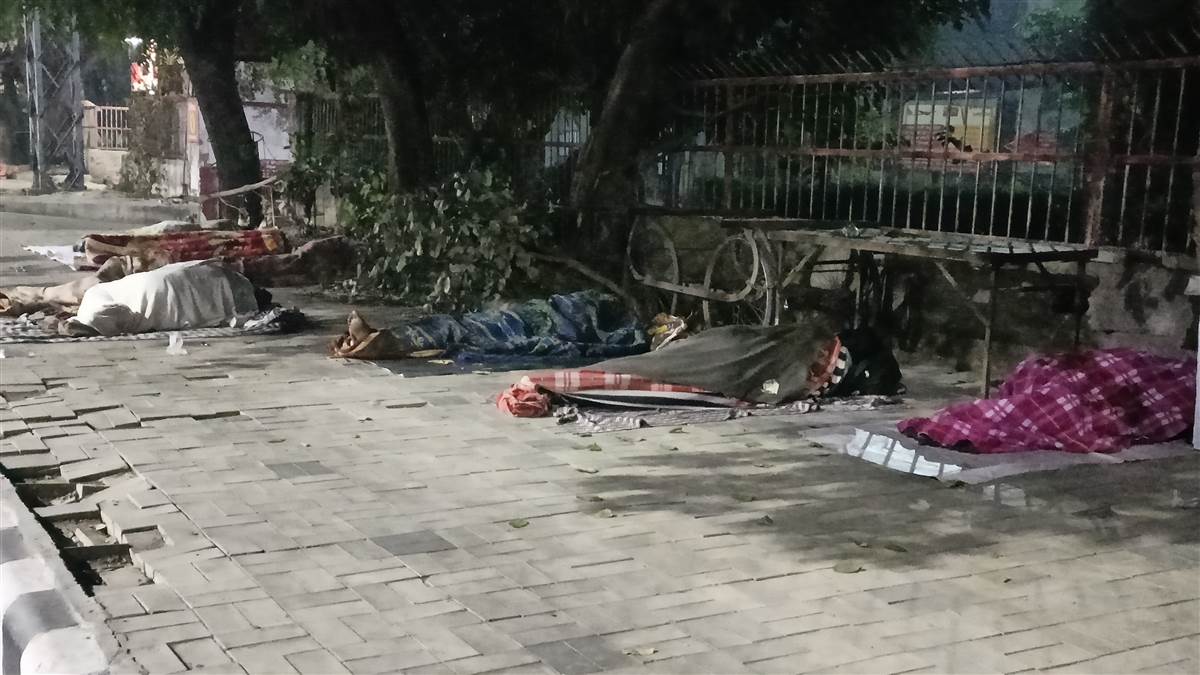 ਰਾਤਾਂ ਸੜਕਾਂ ਤੇ ਕੱਟਣ ਵਾਲਿਆਂ ਦੀ ਠੇਕਿਆਂ ’ਤੇ ਸ਼ਰਾਬ ਨਾਲ ਹੁੰਦੀ ਸਵੇਰ