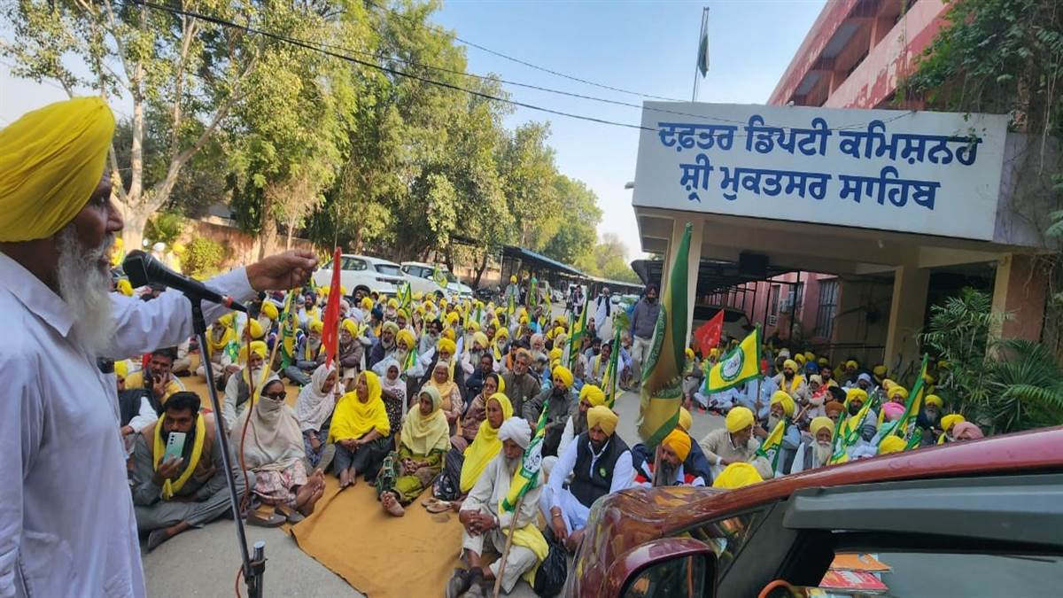 ਉਗਰਾਹਾਂ ਜਥੇਬੰਦੀ ਦੇ ਕਿਸਾਨਾਂ ਨੇ ਡੀਸੀ ਦਫਤਰ ’ਚ ਦਾਖਲ ਹੋਕੇ ਪੱਕਾ ਧਰਨਾ ਲਾਇਆ
