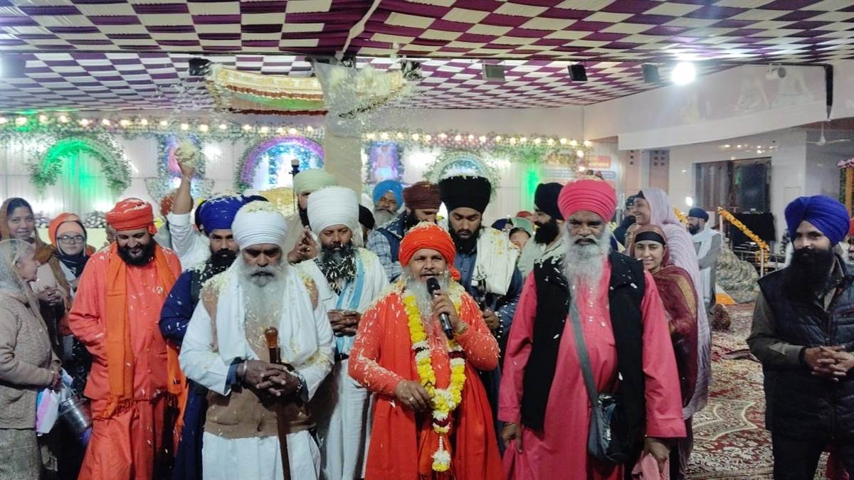 ਨਿਰਮਲ ਕੁਟੀਆ ’ਚ ਹਜ਼ਾਰਾਂ ਦੀ ਗਿਣਤੀ ’ਚ ਨਤਮਸਤਕ ਹੋਈਆਂ ਸੰਗਤਾਂ