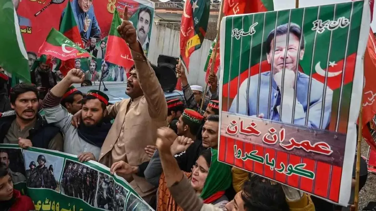 ਇਮਰਾਨ ਖਾਨ ਦੇ ਸਮਰਥਕਾਂ ਨੂੰ ਲੈ ਕੇ ਖੌਫ਼ 'ਚ ਸ਼ਾਹਬਾਜ਼ ਸਰਕਾਰ, ਰਾਵਲਪਿੰਡੀ 'ਚ ਕਰਫਿਊ; ਸੜਕਾਂ 'ਤੇ ਮੁਨੀਰ ਦੀ ਸੈਨਾ