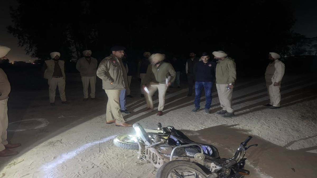 ਫਿਰੌਤੀ ਲਈ  ਘਰ ’ਤੇ ਦੋ ਪੈਟਰੋਲ ਬੰਬ ਸੁੱਟਣ ਵਾਲਾ ਮੁਕਾਬਲੇ ਤੋਂ ਬਾਅਦ ਕਾਬੂ, ਪੁਲਿਸ ਨਾਲ ਦੁਵੱਲੀ ਗੋਲੀਬਾਰੀ 'ਚ ਹੋਇਆ ਜ਼ਖ਼ਮੀ, ਹਸਪਤਾਲ ਦਾਖ਼ਲ