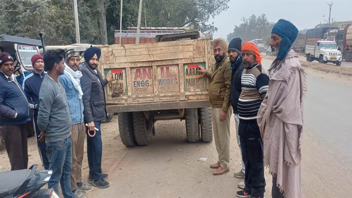 ਸੜਕ ਸੁਰੱਖਿਆ ਮਹੀਨੇ ਦੇ ਮੱਦੇਨਜ਼ਰ ਵਾਹਨਾਂ 'ਤੇ ਲਾਏ ਰਿਫਲੈਕਟਰ, ਵਾਹਨ ਚਾਲਕਾਂ ਨੂੰ ਕੀਤਾ ਜਾਗਰੂਕ