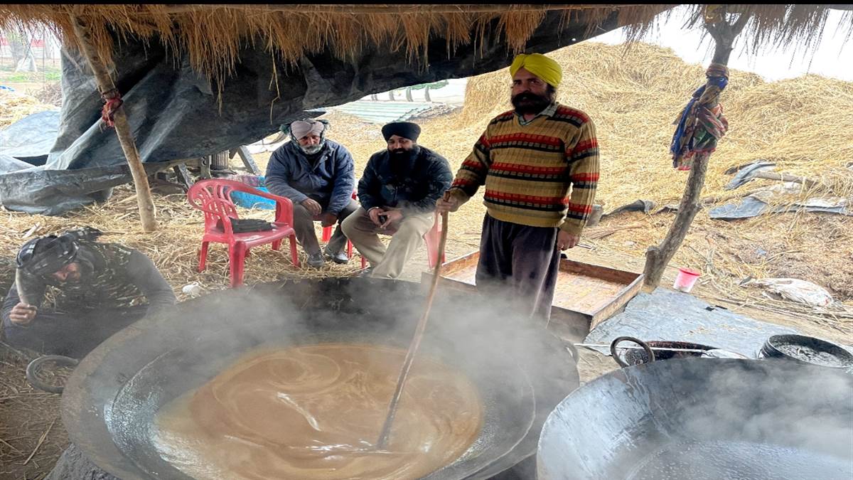 ਹੱਥੀੰ ਸ਼ੁੱਧ ਗੁੜ ਬਣਾ ਕੇ ਚੋਖੀ ਕਮਾਈ ਕਰ ਰਹੇ ਨੇ ਪੜੇ ਲਿਖੇ ਪਿਓ ਪੁੱਤਰ