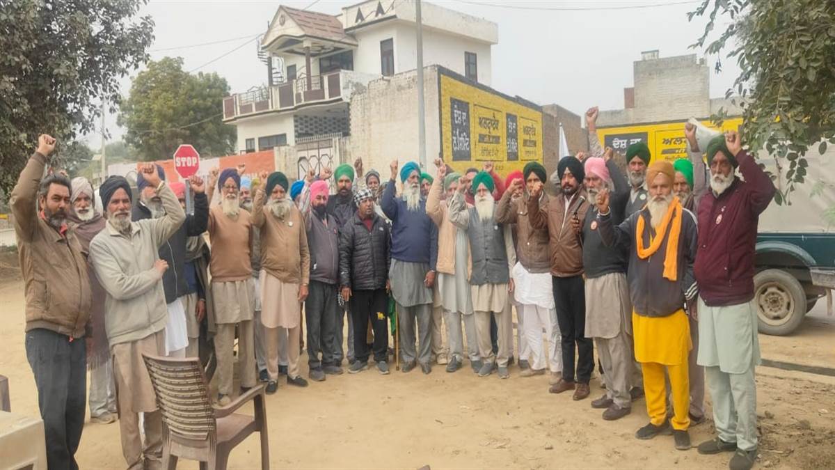16 ਨੂੰ ਮਾਨਸਾ ਧਰਨੇ ਦੀ ਤਿਆਰੀ ਸਬੰਧੀ ਪਿੰਡਾਂ ’ਚ ਕੀਤਾ ਝੰਡਾ ਮਾਰਚ
