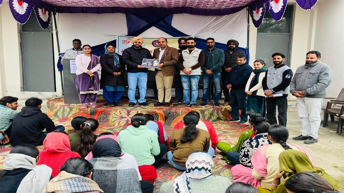 ਐੱਨਐੱਸਐੱਸ ਕੈਂਪ ਤੇ ਵਿਦਿਆਰਥੀਆਂ ਨੂੰ ਮਾਨਵੀ ਮੁੱਲਾਂ ਬਾਰੇ ਦੱਸਿਆ