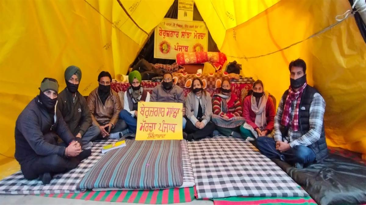 ਬੇਰੁਜ਼ਗਾਰਾਂ ਨੇ ਮੂੰਹ ’ਤੇ ਕਾਲੀਆਂ ਪੱਟੀਆਂ ਬੰਨ੍ਹਕੇ ਕੀਤਾ ਪ੍ਰਦਰਸ਼ਨ