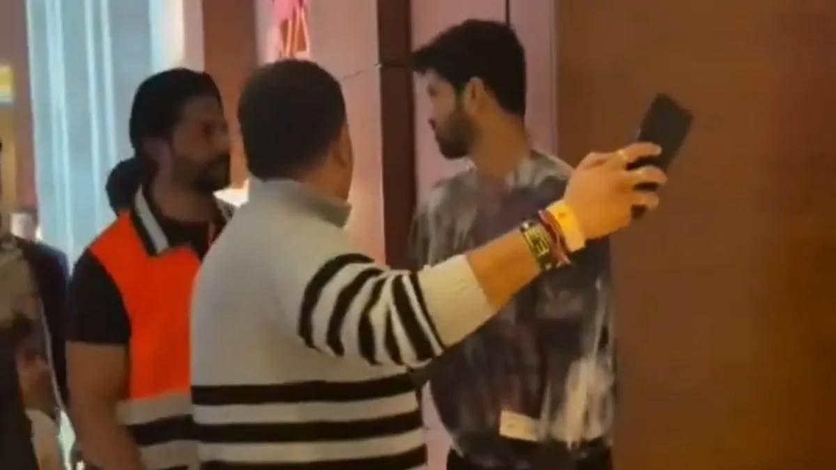 ਟੀਮ ਇੰਡੀਆ ਦੇ ਸਟਾਰ ਨੇ ਫੈਨ ਨੂੰ ਸੈਲਫੀ ਦੇਣ ਤੋਂ ਕੀਤਾ ਇਨਕਾਰ ਤਾਂ ਮਚ ਗਿਆ ਬਵਾਲ, ਦੋ ਧੜਿਆਂ ’ਚ ਵੰਡੇ ਲੋਕ, ਦੇਖੋ Video