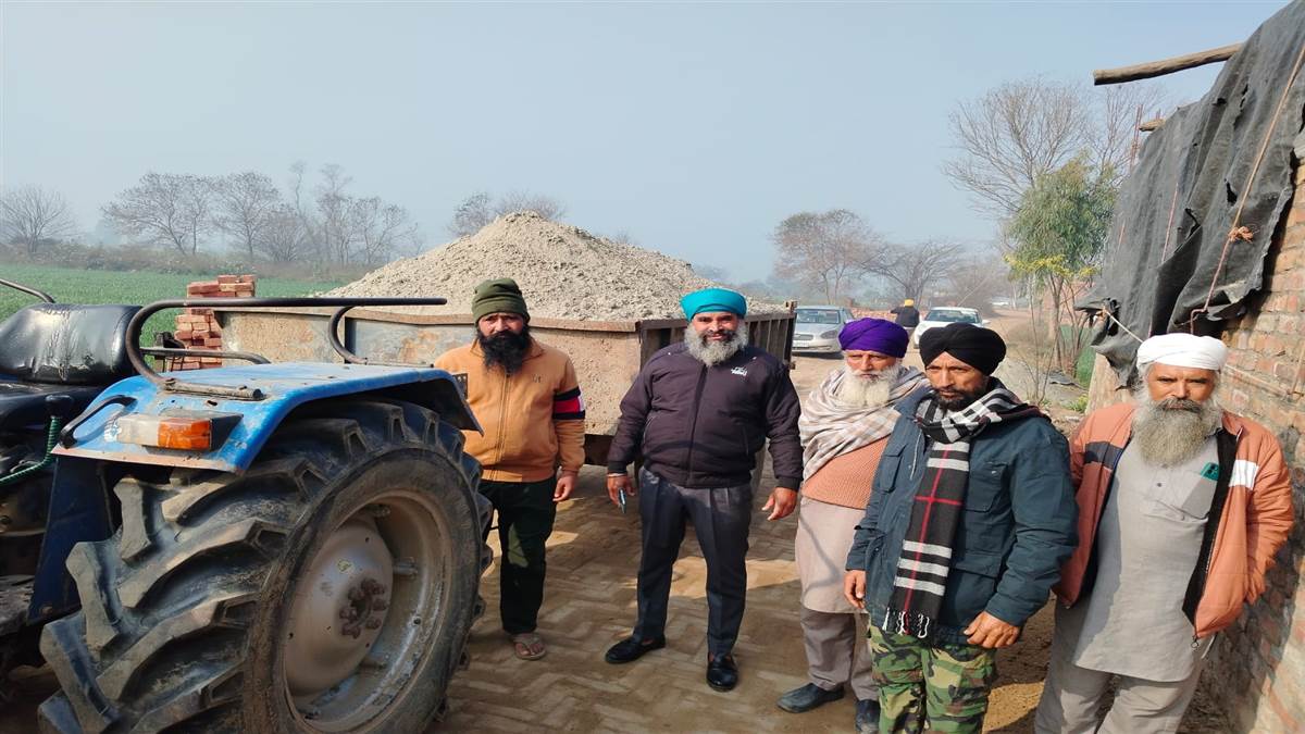 ਪਿੰਡ ਮਾਲੂਵਾਲ ਦੇ ਛੱਪੜ ’ਚੋਂ ਰੇਤ ਦੀ ਨਾਜਾਇਜ਼ ਮਾਈਨਿੰਗ ਦਾ ਪਿੰਡ ਵਾਸੀਆਂ ਲਗਾਇਆ ਦੋਸ਼