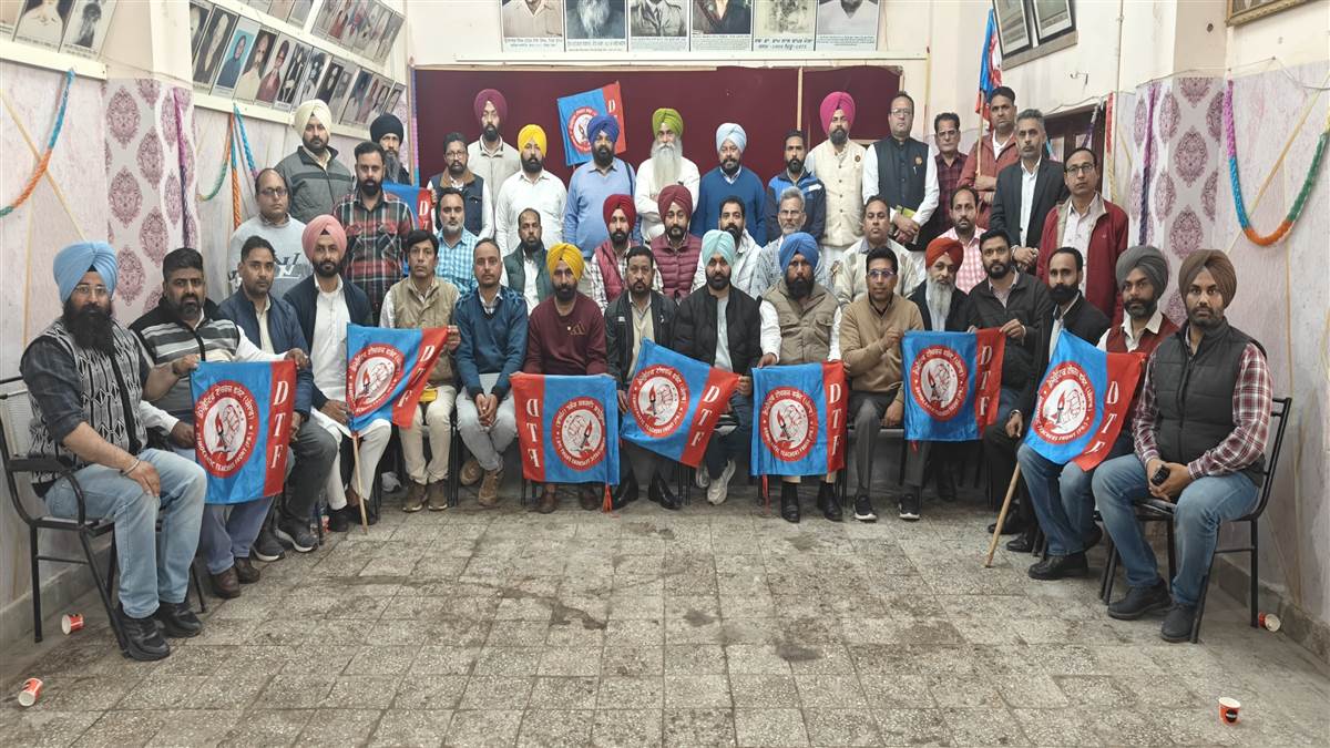 ‘ਆਪ’ ਪ੍ਰਚਾਰ ਦੇ ਪੋਸਟਰ ਚਮਕੇ, ਤਨਖਾਹਾਂ ਬਿਨਾਂ ਅਧਿਆਪਕਾਂ ਦੇ ਘਰਾਂ ਦੇ ਚੁੱਲ੍ਹੇ ਠੰਡੇ