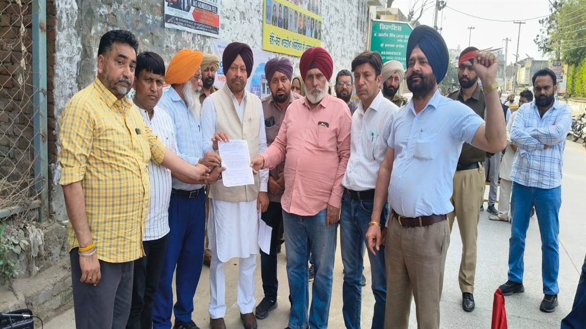 ਅਧਿਆਪਕ ਜਥੇਬੰਦੀਆਂ ਨੇ ਹਲਕਾ ਵਿਧਾਇਕ ਦੇ ਘਰ ਅੱਗੇ ਕੀਤਾ ਪ੍ਰਦਰਸ਼ਨ