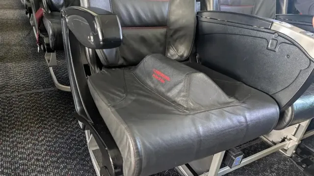 ਜਹਾਜ਼ ਦੀ ਸੀਟ 'ਤੇ ਲੱਗਾ ਸੀ 'ਬੰਬ ਬਲੌਕਰ'... ਫੋਟੋ ਦੇਖ ਲੋਕ ਰਹਿ ਗਏ ਹੈਰਾਨ, ਪੁੱਛਿਆ- 'ਇਸ ਦੀ ਕੀ ਲੋੜ ਹੈ?'