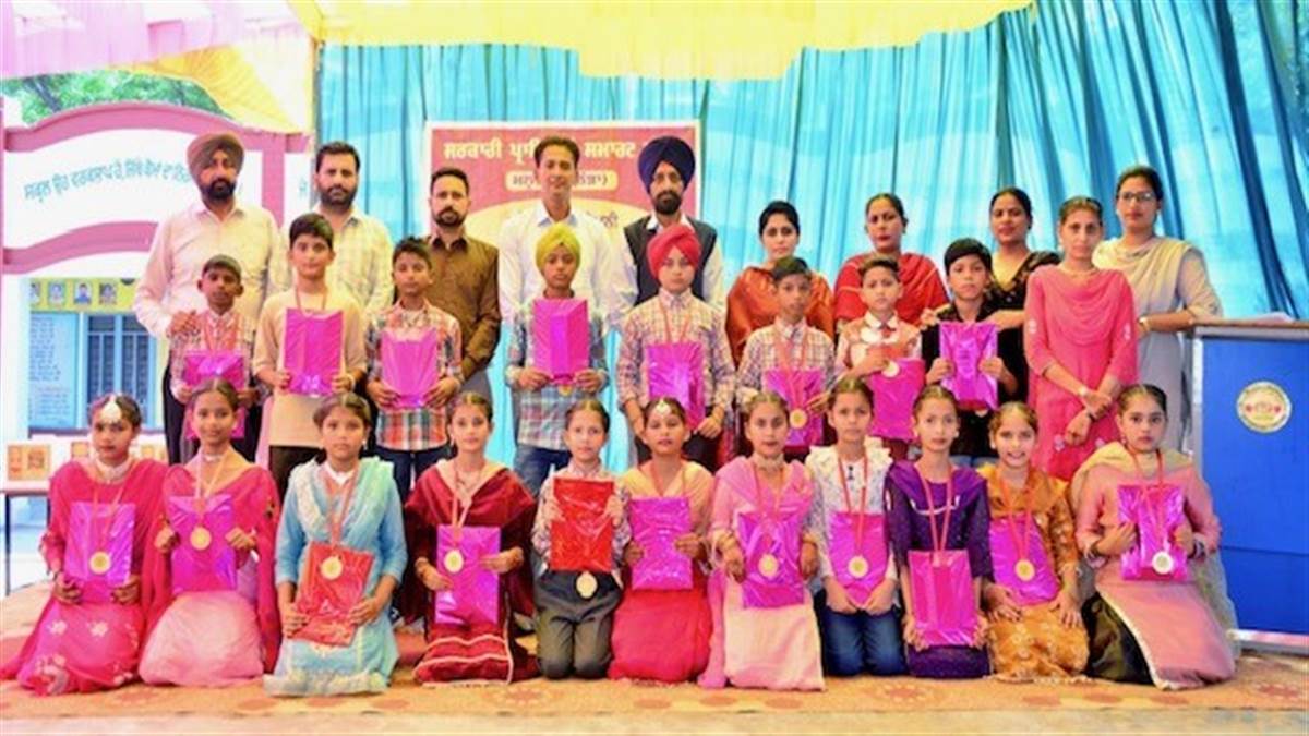 ਸਮਾਰਟ ਸਕੂਲ ਮਲੂਕਾ 'ਚ ਹੋਣਹਾਰ ਬੱਚਿਆਂ ਦਾ ਕੀਤਾ ਸਨਮਾਨ