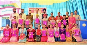 ਸਮਾਰਟ ਸਕੂਲ ਮਲੂਕਾ 'ਚ ਹੋਣਹਾਰ ਬੱਚਿਆਂ ਦਾ ਕੀਤਾ ਸਨਮਾਨ