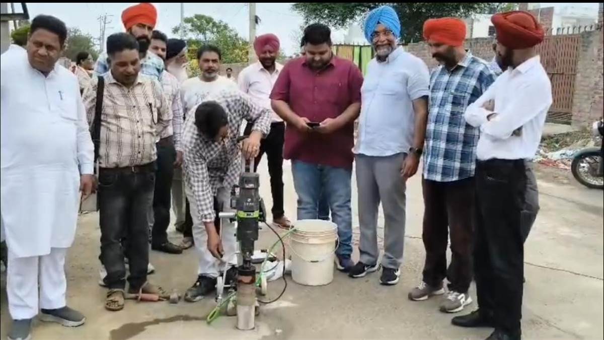 ਆਰਸੀਸੀ ਸੜਕ ਦੇ ਜਲਦ ਟੁੱਟਣ ਦੇ ਮਾਮਲੇ ’ਚ ਜਾਂਚ ਟੀਮ ਨੇ ਲਏ ਸੈਂਪਲ