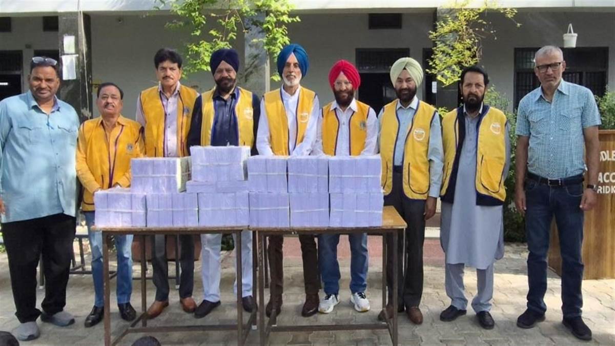 ਸਰਕਾਰੀ ਸਕੂਲ ਪੱਕਾ ਦੇ ਬੱਚਿਆਂ ਨੂੰ ਸਟੇਸ਼ਨਰੀ ਦਿੱਤੀ
