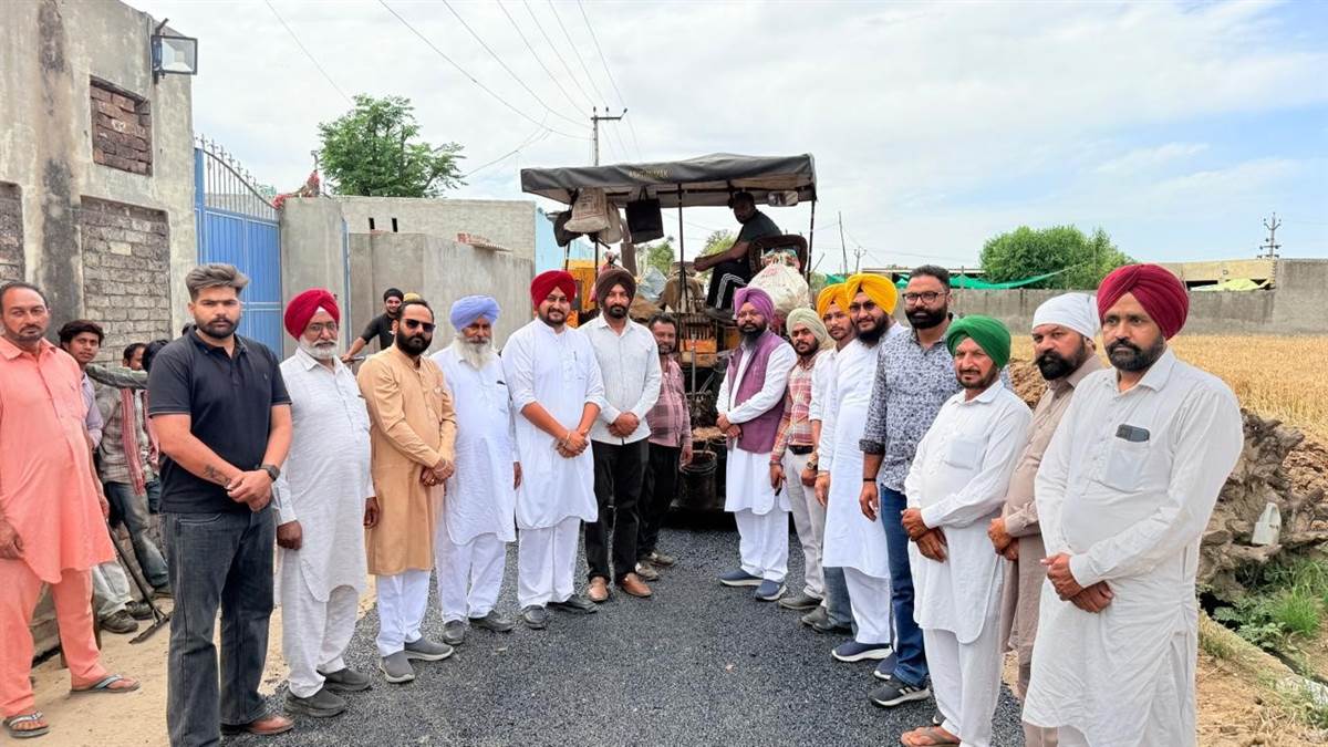 ਸੜਕ ’ਤੇ ਪ੍ਰੀਮਿਕਸ ਪਾਉਣ ਦਾ ਕੰਮ ਸ਼ੁਰੂ ਕਰਵਾਇਆ