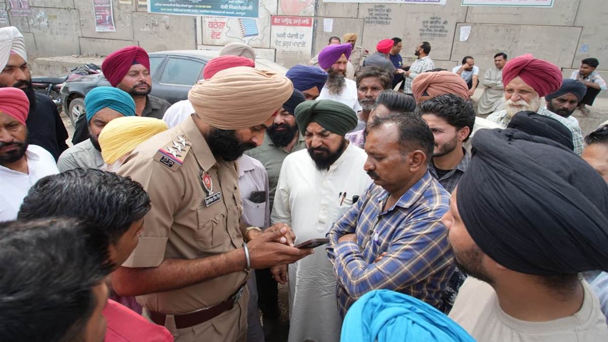 ਦੁਕਾਨਦਾਰਾਂ ਨੇ ਆਵਾਜਾਈ ਠੱਪ ਕਰਕੇ ਕੀਤਾ ਰੋਸ ਪ੍ਰਦਰਸ਼ਨ