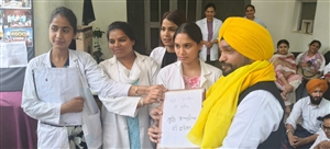 ਨਰਸਾਂ ਦਾ ਧਰਨਾ ਜਾਰੀ, ਨਾਟਕੀ ਰੂਪ ’ਚ ਸੀਐੱਮ ਦੀ ਕੀਤੀ ਨਕਲ