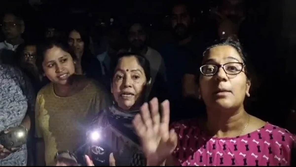 ਮੋਹਾਲੀ ਤੋਂ ਬਿਲਡਰ ਪਰਿਵਾਰ ਸਮੇਤ ਫ਼ਰਾਰ; ਬਿਜਲੀ ਸਪਲਾਈ ਕੱਟਣ ਤੋਂ ਬਾਅਦ 600 ਪਰਿਵਾਰ ਹਨੇਰੇ 'ਚ ਡੁੱਬਿਆ; ਬਿਜਲੀ ਤੇ ਪਾਣੀ ਸੇਵਾਵਾਂ ਠੱਪ