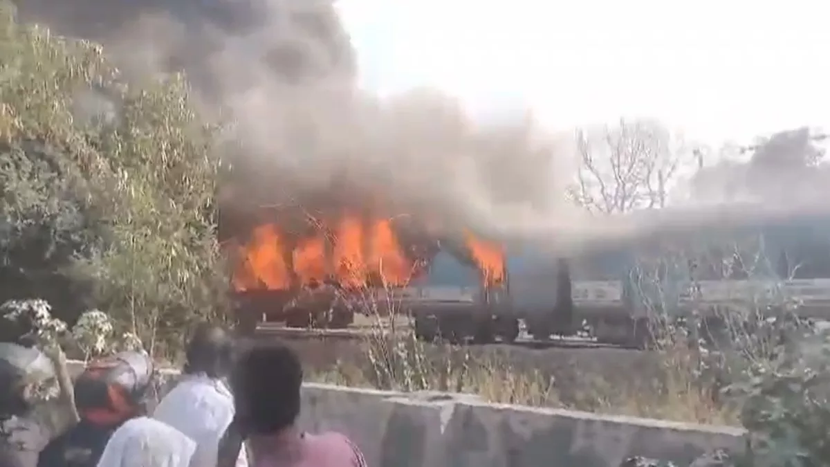 Taj Express Fire: ਦਿੱਲੀ 'ਚ ਤਾਜ ਐਕਸਪ੍ਰੈਸ ਟ੍ਰੇਨ ਦੇ ਡੱਬਿਆਂ ਨੂੰ ਲੱਗੀ ਭਿਆਨਕ ਅੱਗ,  ਛਾਲਾਂ ਮਾਰ ਕੇ ਭੱਜੇ ਯਾਤਰੀ; Watch Video