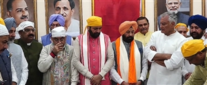ਢਿੱਲੋਂ ਦੇ ਤਾਜਪੋਸ਼ੀ ਸਮਾਗਮ 'ਚ ਜਾਖੜ ਨੇ ਜਾਤ-ਧਰਮ ਦੀ ਰਾਜਨੀਤੀ 'ਤੇ ਵਿੰਨ੍ਹਿਆ ਨਿਸ਼ਾਨਾ, ਚੁਘ ਨੇ ਕਿਹਾ- ਮਾਨ ਸਰਕਾਰ ਦਾ ਕਾਊਂਟਡਾਊਨ ਸ਼ੁਰੂ